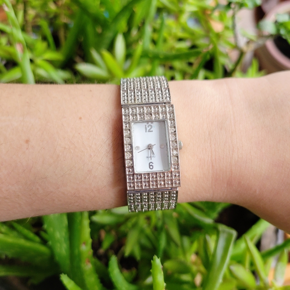 Vintage Rhinestone Dimpled Quartz Watch - Picture 5 of 9